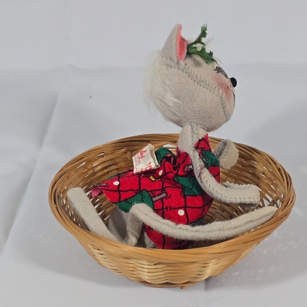Vintage 1999 Annalee Mobilitee Christmas Mouse In Basket Holly Hat Holiday Decor - Picture 2 of 7